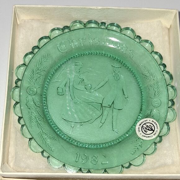 1982 Pairpoint Christmas Cup Plate Victorian Couple Skating Green - Picture 2 of 3